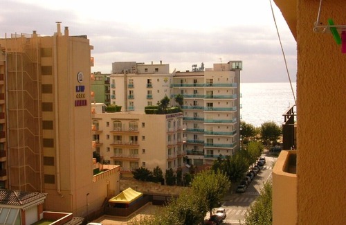 Calella Appartement | Appartement avec terrasse et vue sur la mer, la ville et les montagnes