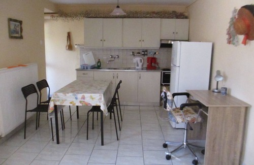 Alexandroupoli Appartement | APPARTEMENT avec PARKING, Wi-Fi & COUR