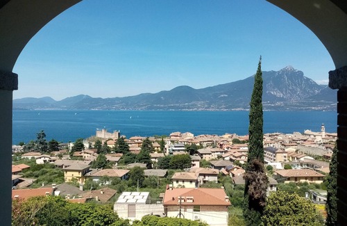 Torri del Benaco Appartement | 2 appartements dans une magnifique villa avec vue sur le lac. 0,5 km du village et le lac 2