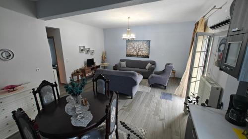 Loutraki Appartement | Apartment with Mountain View