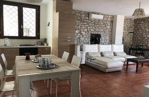 Sermoneta Appartement | Les chambres peintes: Appartement Ninfa, cour médiévale restaurée, piscine