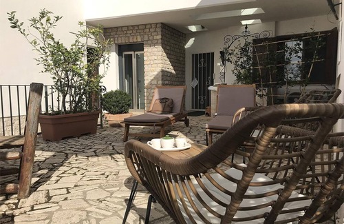Sermoneta Appartement | Les chambres peintes: Appartement Ninfa, cour médiévale restaurée, piscine
