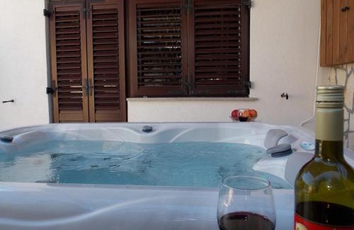 Njivice Appartement | Apartment with private garden, hot tub, WiFi, SAT TV, Klima, near beach