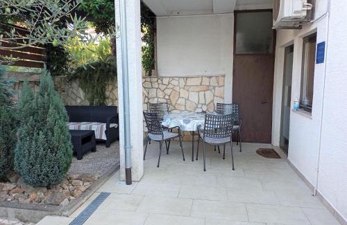 Njivice Appartement | Apartment with private garden, hot tub, WiFi, SAT TV, Klima, near beach
