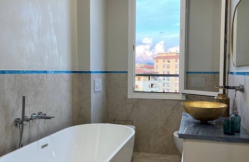 Isolotto Lit Et Petit-Déjeuner | Apartment with two spacious rooms, a bathroom and a kitchen with a balcony.
