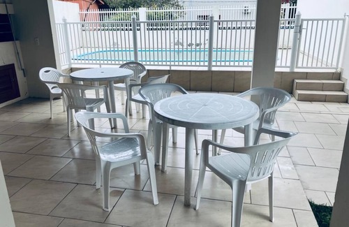 Barra de Ibiraquera Appartement | Apartment with two suites, two blocks from the sea and three from the lagoon.