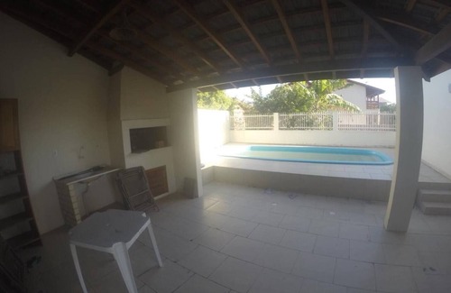 Barra de Ibiraquera Appartement | Apartment with two suites, two blocks from the sea and three from the lagoon.