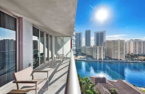 Hallandale Beach Appartement | Apartment with Water Views – 12th Floor