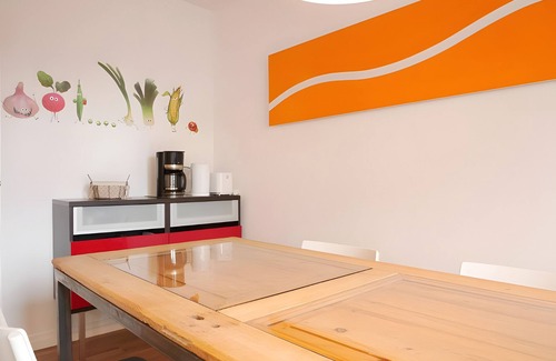 Bruhl-Beurbarung Appartement | Apartment 'Zweiteheimatfreiburg - Schwarz' with Shared Garden, Balcony and Wi-Fi