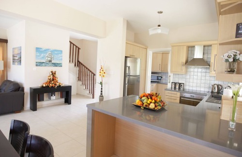 Pissouri Villa | APOLLO Villa. Une villa de 3 chambres de luxe à 200 mètres de la baie de Pissouri