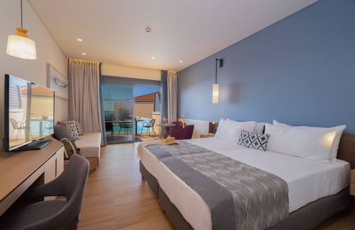 Xi Hôtel | Apollonion Asterias Resort and Spa