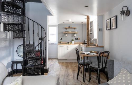 Wedmore Maison | Apothecary Cottage - Pet Friendly Wedmore Couples Cottage - Free WiFi - Free Parking