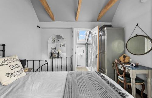Wedmore Maison | Apothecary Cottage - Pet Friendly Wedmore Couples Cottage - Free WiFi - Free Parking