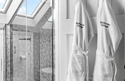Wedmore Maison | Apothecary Cottage - Pet Friendly Wedmore Couples Cottage - Free WiFi - Free Parking