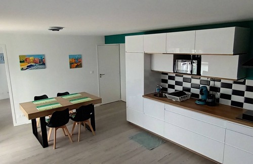 Brignogan-Plage Appartement | Appartement neuf, à 5minutes de la plage, commerce au RDC, pour 4 personnes.