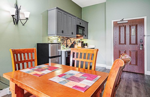 Vernon Copropriété | Resort !st Floor walk out patio Pool Hot Tub Wineries Breweries Hiking 118
