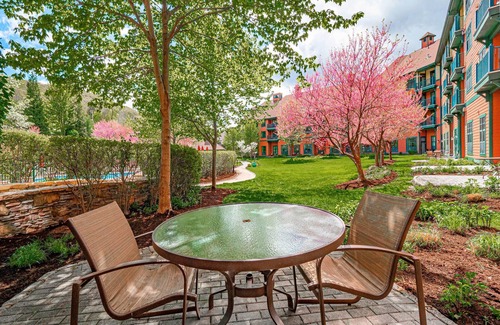 Vernon Copropriété | Resort !st Floor walk out patio Pool Hot Tub Wineries Breweries Hiking 118