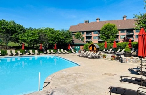 Vernon Copropriété | Resort !st Floor walk out patio Pool Hot Tub Wineries Breweries Hiking 118