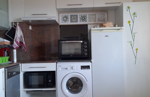 Les Hauts de Canet Appartement | Apparently sleeps 4 in secure residence. Swimming pool and private parking.