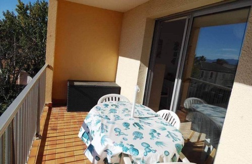 Les Hauts de Canet Appartement | Apparently sleeps 4 in secure residence. Swimming pool and private parking.