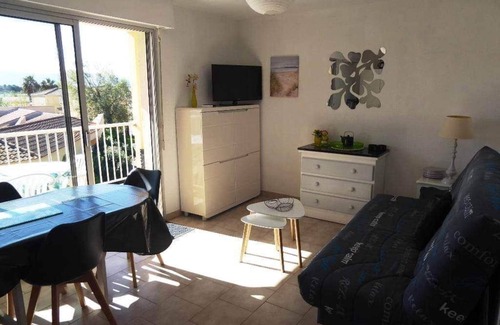Les Hauts de Canet Appartement | Apparently sleeps 4 in secure residence. Swimming pool and private parking.