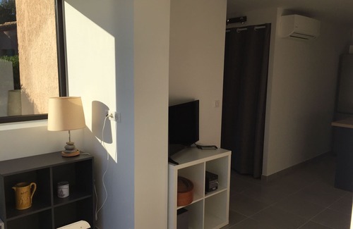 Sanary-sur-Mer Appartement | Appart type villa à Sanary vue mer , 150 mètres de la plage de Beaucours.
