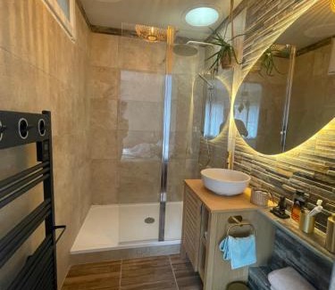 Le Blanc-Mesnil Maison | Appart Lumineux avec Jardin et Jacuzzi - Chambre Parentale - Full AC - Proche - CDG - Stade de France - Parc des Expositions