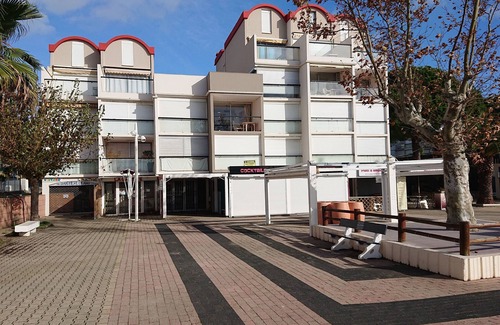 Port Rive Gauche Appartement | Belle vue Marina. Résidence calme. Grande piscine, parking privé. WiFi illimité.