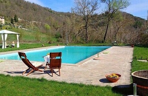Montone Maison | Appartement Aria C: Un appartement confortable entouré de prairies et de collines verdoyantes.