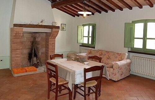Montone Maison | Appartement Aria D: Un charmant appartement entouré de prairies et de collines verdoyantes.