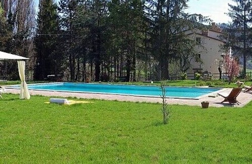 Montone Maison | Appartement Aria D: Un charmant appartement entouré de prairies et de collines verdoyantes.