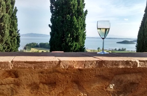 Passignano sul Trasimeno Appartement | Appartamento con due Camere da Letto e Grande Veranda sul Giardino