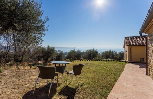 Passignano sul Trasimeno Appartement | Appartamento con due Camere da Letto e Grande Veranda sul Giardino