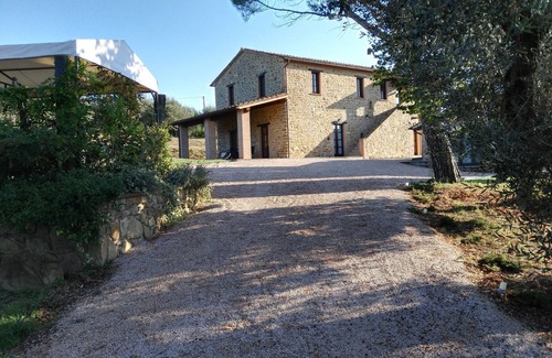 Passignano sul Trasimeno Appartement | Appartamento con due Camere da Letto e Grande Veranda sul Giardino