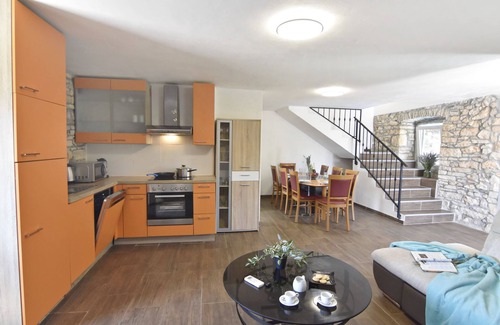 Vilanija Appartement | Appartamento con tre Camere, Terrazzo e Piscina Condivisa Vicino a Umago