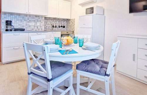 Vardica Appartement | Appartamento Confortevole con Mansarda in Villaggio Tranquillo