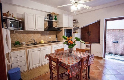Locri Maison | Ermes Apartment A: Un appartement confortable situé à une courte distance de la plage.