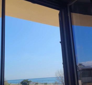 Sant'Ilario dello Ionio Appartement | Appartamento fronte spiaggia climatizzato