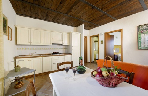 Acquasparta Appartement | Appartamento in Casale che si Fonde con il Giardino e Piscina con Idromassaggio