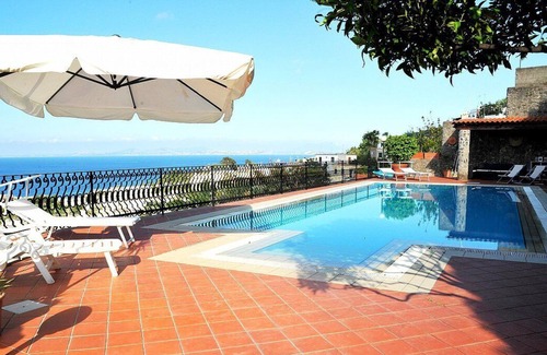 Lacco Ameno Maison | Appartamento Lindora D: A bright and elegant apartment that is part of a villa situated in a quiet location, a few minutes from the town center, with Free WI-FI.