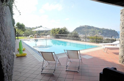 Lacco Ameno Maison | Appartamento Lindora D: A bright and elegant apartment that is part of a villa situated in a quiet location, a few minutes from the town center, with Free WI-FI.