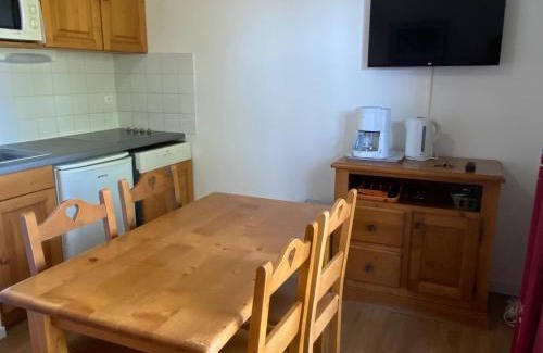Besse-et-Saint-Anastaise Appartement | Appartement avec terrasse et piscine proche nature à Super-Besse - FR-1-814-52