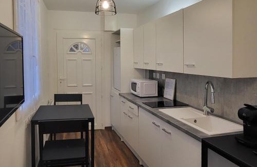 Saint-Claude Appartement | Appartement 2 Coin cuisine, coin chambre, salle de bain