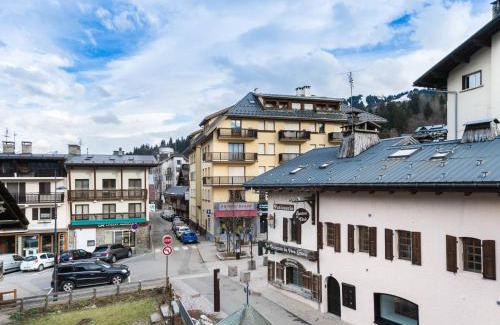 Megeve Appartement | Appartement 3 Ch. Rénové, Centre de Megève, Balcon, Cheminée, Parking, 3 min Télécabine Chamois - FR-1-453-178