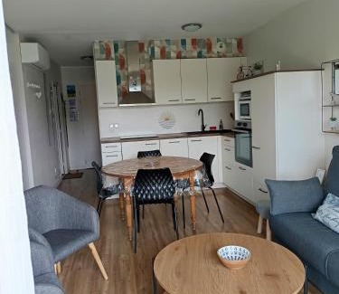 Pouzac Appartement | Appartement 3 étoiles, 2 chambres , cuisine aménagée, terrasse, face à la chaîne des Pyrénées