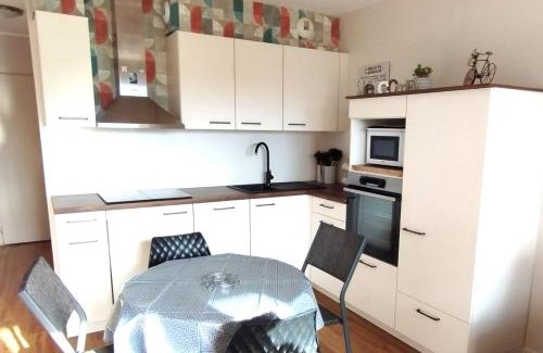 Pouzac Appartement | Appartement 3 étoiles, 2 chambres , cuisine aménagée, terrasse, face à la chaîne des Pyrénées