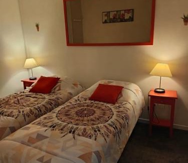 Pouzac Appartement | Appartement 3 étoiles, 2 chambres , cuisine aménagée, terrasse, face à la chaîne des Pyrénées