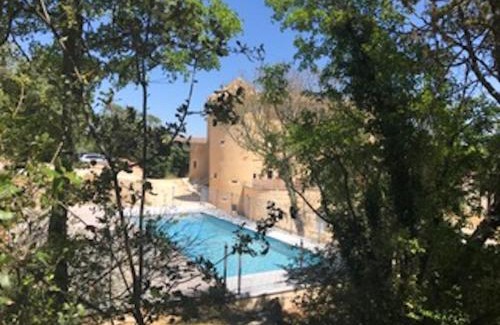 Lussan Appartement | Appartement 4 personnes dans château avec piscine