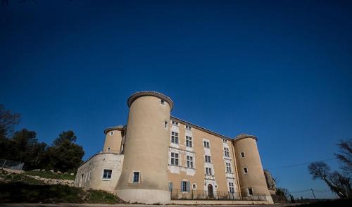 Lussan Appartement | Appartement 4 personnes dans château avec piscine