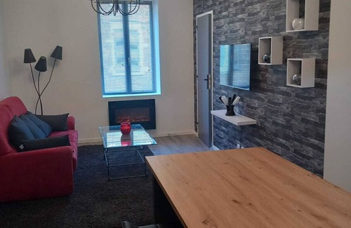 Bourg-de-Thizy Appartement | Appartement, Avec Extérieurs,calme ,bien Équipé ,proche Autoroute et Commerces